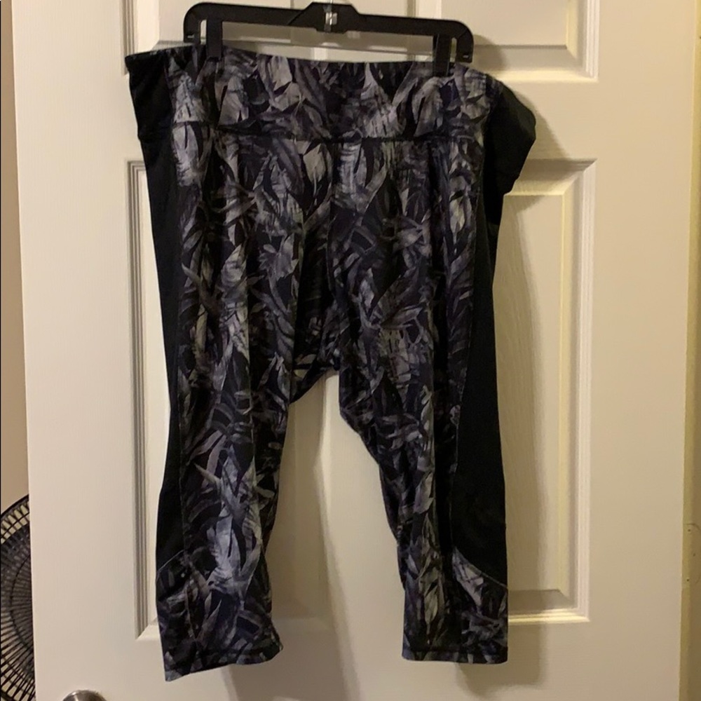 Like New Set Of Plus Size C9 Active Capri Leggings - image 4